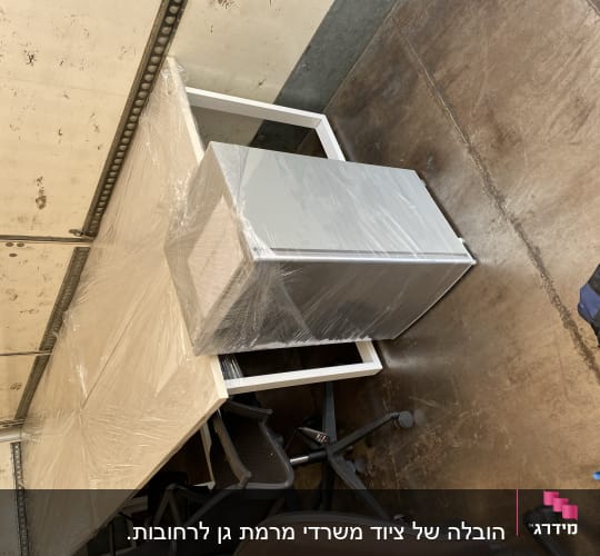 רהיטים עטופים בניילון בתוך משאית הובלה